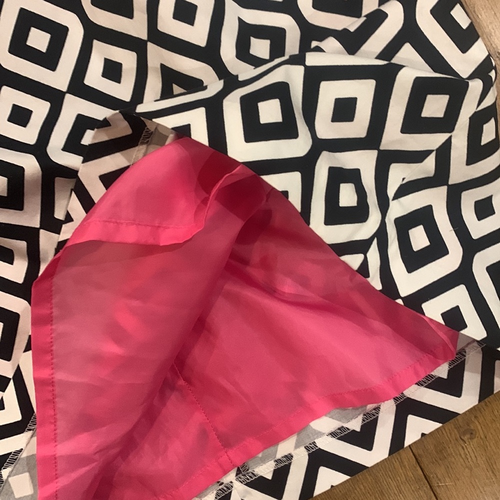 PINK AND BLACK AND WHITE JESSICA HOWARD DRESS WITH PINK RIBBON BELT. Sleeveless - Picture 6 of 9